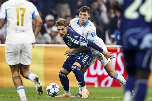 MARSEILLE - (l-r) Mika Godts of Ajax, Benjamin Pavard of Olympique Marseille during the UEFA Champions League match between Olympique Marseille and Ajax at the Stade Velodrome on September 30, 2025, in Marseille, France. ANP MAURICE VAN STEEN xVIxANPxSportx xxANPxIVx 537975248 originalFilename: 537975248.jpg
