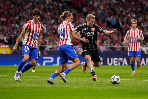 30.09.2025, xjhx, Fussball UEFA Champions League, Atletico Madrid - Eintracht Frankfurt v.l. Marcos Llorente (Atletico Madrid) Jonathan Jonny Burkardt (Eintracht Frankfurt) Zweikampf, Aktion, action, battle for the ball (UEFA REGULATIONS PROHIBIT ANY USE OF PHOTOGRAPHS as IMAGE SEQUENCES and or QUASI-VIDEO) Madrid