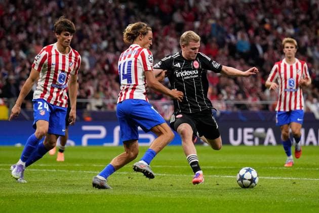30.09.2025, xjhx, Fussball UEFA Champions League, Atletico Madrid - Eintracht Frankfurt v.l. Marcos Llorente (Atletico Madrid) Jonathan Jonny Burkardt (Eintracht Frankfurt) Zweikampf, Aktion, action, battle for the ball (UEFA REGULATIONS PROHIBIT ANY USE OF PHOTOGRAPHS as IMAGE SEQUENCES and or QUASI-VIDEO) Madrid