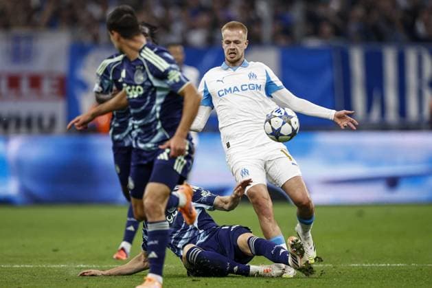 MARSEILLE - (l-r) Youri Baas of Ajax, Arthur Vermeeren of Olympique Marseille during the UEFA Champions League match between Olympique Marseille and Ajax at the Stade Velodrome on September 30, 2025, in Marseille, France. ANP MAURICE VAN STEEN xVIxANPxSportx xxANPxIVx 537975899 originalFilename: 537975899.jpg