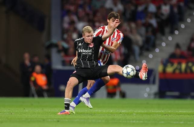 30.09.2025, Fussball UEFA Champions League, Atletico Madrid - Eintracht Frankfurt, v.l., Jonathan Burkardt (Eintracht Frankfurt), Robin Le Normand (Atletico Madrid) DFL DFB REGULATIONS PROHIBIT ANY USE OF PHOTOGRAPHS AS IMAGE SEQUENCES AND OR QUASI-VIDEO. xdcx Copyright: HMBxMedia Claus