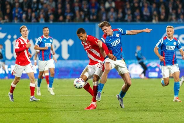links Nyamekye Awortwie Grant (FCE) gegen Ryan Naderi (Rostock) ; GER, FC Hansa Rostock vs. FC Energie Cottbus, Fußball, Männer, 3. Liga, 09.Spieltag, Spielzeit 2025 2026, 30.09.2025 Rostock Ostseestadion Mecklenburg - Vorpommern Deutschland
