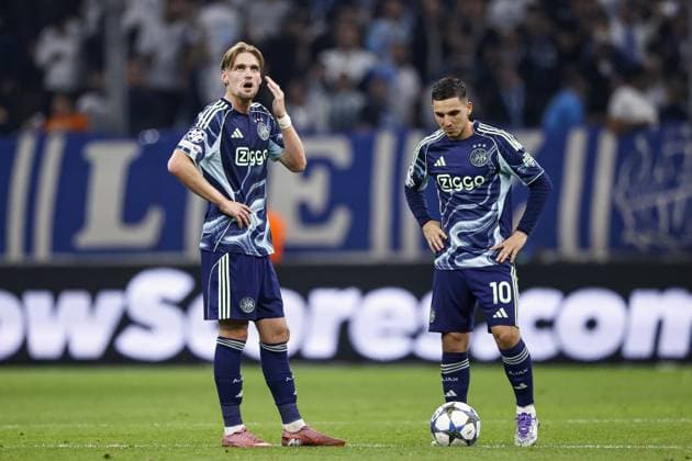 MARSEILLE - (l-r) Kenneth Taylor of Ajax and Oscar Gloukh of Ajax react to the 4-0 goal during the UEFA Champions League match between Olympique Marseille and Ajax at the Stade Velodrome on September 30, 2025, in Marseille, France. ANP MAURICE VAN STEEN xVIxANPxSportx xxANPxIVx 537976183 originalFilename: 537976183.jpg