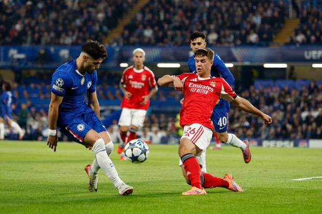 Chelsea FC vs SL Benfica - UEFA Champions League LONDON, UNITED KINGDOM - SEPTEMBER 30: Pedro Neto of Chelsea (L) in action against Samuel Dahl of Benfica during the UEFA Champions League football match between Chelsea FC and SL Benfica at Stamford Bridge stadium on September 30, 2025, in London, United Kingdom. David Cliff Anadolu London United Kingdom. Editorial use only. Please get in touch for any other usage.  Copyright: x2025xAnadoluxDavidxCliffx