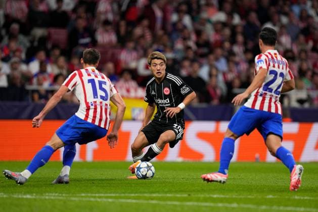 30.09.2025, xjhx, Fussball UEFA Champions League, Atletico Madrid - Eintracht Frankfurt v.l. Clement Lenglet (Atletico Madrid) Ritsu Doan (Eintracht Frankfurt) Giacomo Raspadori (Atletico Madrid) Zweikampf, Aktion, action, battle for the ball (UEFA REGULATIONS PROHIBIT ANY USE OF PHOTOGRAPHS as IMAGE SEQUENCES and or QUASI-VIDEO) Madrid