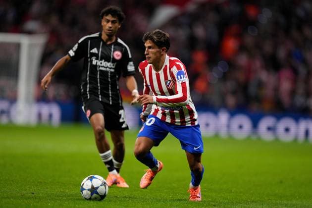 30.09.2025, xjhx, Fussball UEFA Champions League, Atletico Madrid - Eintracht Frankfurt v.l. Nathaniel Brown (Eintracht Frankfurt) Guiliano Simeone (Atletico Madrid) Zweikampf, Aktion, action, battle for the ball (UEFA REGULATIONS PROHIBIT ANY USE OF PHOTOGRAPHS as IMAGE SEQUENCES and or QUASI-VIDEO) Madrid