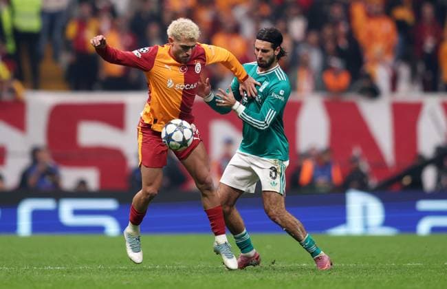 Baris Alper Yilmaz of Galatasaray is challenged by Dominik Szoboszlai of Liverpool Galatasaray v Liverpool, UEFA Champions League, Group Stage, Football, RAMS Park, Istanbul, Turkey - 30 Sep 2025Istanbul RAMS Park Turkey EDITORIAL USE ONLY No use with unauthorised audio, video, data, fixture lists, club league logos or live services. Online in-match use limited to 120 images, no video emulation. No use in betting, games or single club league player publications. Copyright: xRaddadxJebarah Shutterstockx 15504034bo