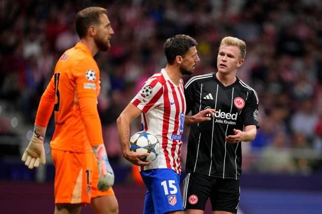 30.09.2025, xjhx, Fussball UEFA Champions League, Atletico Madrid - Eintracht Frankfurt v.l. Jan Oblak (Atletico Madrid) Clement Lenglet (Atletico Madrid) Jonathan Jonny Burkardt (Eintracht Frankfurt) nach dem Tor zum 3:1 (UEFA REGULATIONS PROHIBIT ANY USE OF PHOTOGRAPHS as IMAGE SEQUENCES and or QUASI-VIDEO) Madrid