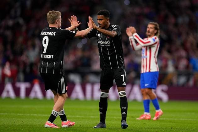 30.09.2025, xjhx, Fussball UEFA Champions League, Atletico Madrid - Eintracht Frankfurt v.l. Torjubel nach dem Tor zum celebrating the goal celebrate 3:1 durch Jonathan Jonny Burkardt (Eintracht Frankfurt) mit Ansgar Knauff (Eintracht Frankfurt) (UEFA REGULATIONS PROHIBIT ANY USE OF PHOTOGRAPHS as IMAGE SEQUENCES and or QUASI-VIDEO) Madrid
