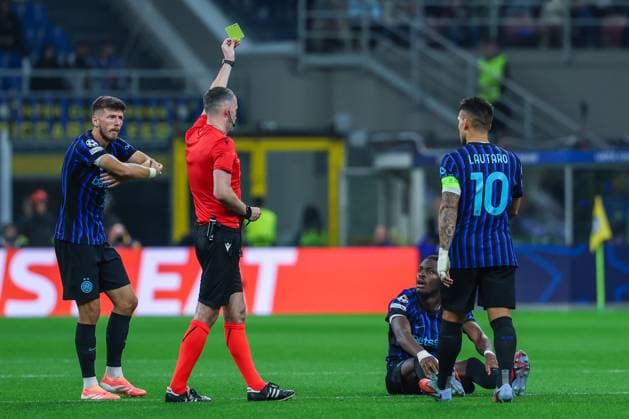 FC Internazionale vs SK Slavia Praha - UEFA Champions League 2025 26 League Phase - Matchday2 - 30 09 2025 Yann Aurel Ludger Bissek of FC Internazionale yellow card during UEFA Champions League 2025 26 League Phase - Matchday2 football match between FC Internazionale and SK Slavia Praha at San Siro Stadium Copyright: xBEAUTIFULxSPORTS Carabellix