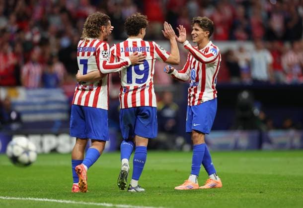 30.09.2025, Fussball UEFA Champions League, Atletico Madrid - Eintracht Frankfurt, v.l., Torjubel von Antoine Griezmann (Atletico Madrid), Julian Alvarez (Atletico Madrid), Giuliano Simeone (Atletico Madrid), Goal celebration, celebrate the goal DFL DFB REGULATIONS PROHIBIT ANY USE OF PHOTOGRAPHS AS IMAGE SEQUENCES AND OR QUASI-VIDEO. xdcx Copyright: HMBxMedia Claus