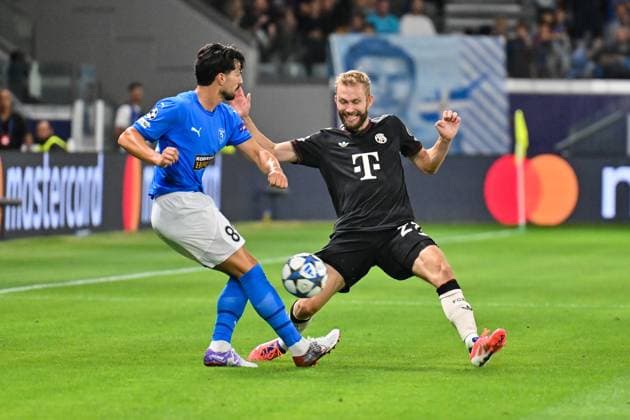 UEFA Champions League; Paphos FC - FC Bayern München; 30.09.2025 im Duell PEPE (Paphos FC 88) und Konrad LAIMER (FC Bayern Muenchen 27) Zweikampf UEFA Champions League: Paphos FC - FC Bayern München; Alphamega Stadium am 30.09.2025 Copyright: xBEAUTIFULxSPORTS Goldbergx