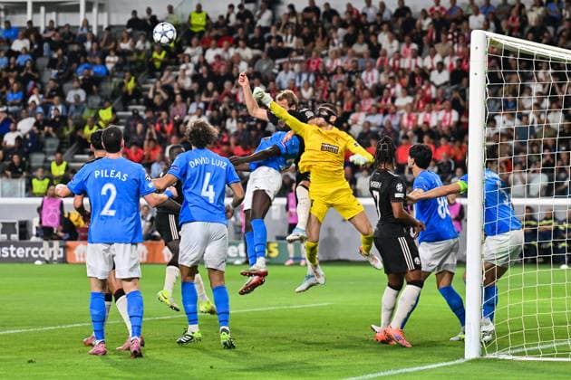 UEFA Champions League; Paphos FC - FC Bayern München; 30.09.2025 bei einem Eckball der Bayern ist Neofytos MICHAIL (Paphos FC 93) vor Harry KANE (FC Bayern Muenchen 9) am Ball UEFA Champions League: Paphos FC - FC Bayern München; Alphamega Stadium am 30.09.2025 Copyright: xBEAUTIFULxSPORTS Goldbergx