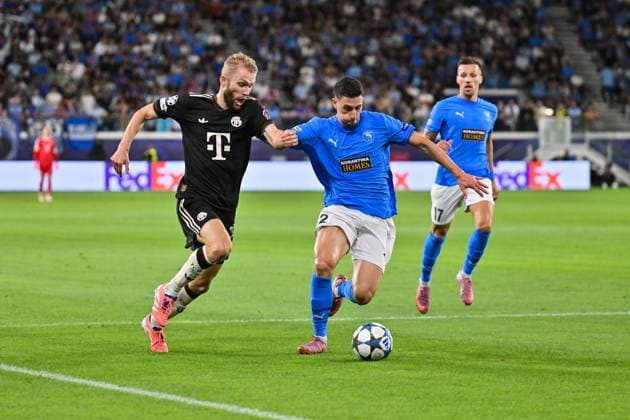UEFA Champions League; Paphos FC - FC Bayern München; 30.09.2025 im Duell Konrad LAIMER (FC Bayern Muenchen 27) und Kostas PILEAS (Paphos FC 2) Zweikampf UEFA Champions League: Paphos FC - FC Bayern München; Alphamega Stadium am 30.09.2025 Copyright: xBEAUTIFULxSPORTS Goldbergx