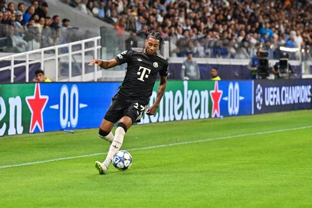 UEFA Champions League; Paphos FC - FC Bayern München; 30.09.2025 am Ball Michael OLISE (FC Bayern Muenchen 17) Einzelfoto Freisteller UEFA Champions League: Paphos FC - FC Bayern München; Alphamega Stadium am 30.09.2025 Copyright: xBEAUTIFULxSPORTS Goldbergx