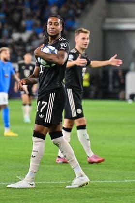UEFA Champions League; Paphos FC - FC Bayern München; 30.09.2025 Im Bild Michael OLISE (FC Bayern Muenchen 17) mit Ball in der hand Einzelfoto Freisteller UEFA Champions League: Paphos FC - FC Bayern München; Alphamega Stadium am 30.09.2025 Copyright: xBEAUTIFULxSPORTS Goldbergx
