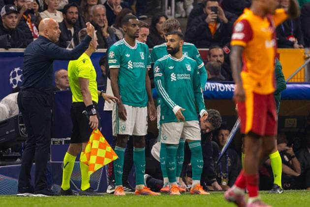 Football - UEFA Champions League - League Phase - Galatasaray A.Åž v Liverpool FC ISTANBUL, TURKEY - Tuesday, September 30, 2025: Liverpool substitutes Alexander Isak (L) and Mohamed Salah waiting to come on during the UEFA Champions League match between Galatasaray A.Åž. and Liverpool FC at the Ali Sami Yen Stadium. (Photo by David Rawcliffe Propaganda) ISTANBUL Ali Sami Yen Stadium MARMARA TURKEY  Copyright: xDavidxRawcliffex P2025-09-30-Galatasaray_Liverpool-82