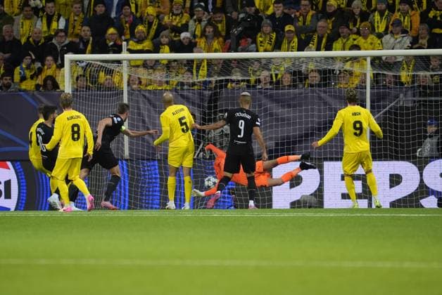 UEFA Champions League 2025 2026 Bodo Glimt Tottenham Bodo 20250930 Tottenham s Micky van de Ven scores on Bodo Glimt s goalkeeper Nikita Haikin during the Champions League match between Bodo Glimt and Tottenham at Aspmyra Stadium Photo Lise Aserud NTB Bodo Norway EDITORIAL USE ONLY RESTRICTED USE FOR BETTING COMPANIES  Copyright: xLisexAserudx xNTBx