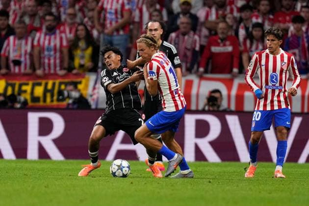 30.09.2025, xjhx, Fussball UEFA Champions League, Atletico Madrid - Eintracht Frankfurt v.l. Nathaniel Brown (Eintracht Frankfurt) Marcos Llorente (Atletico Madrid) Zweikampf, Aktion, action, battle for the ball (UEFA REGULATIONS PROHIBIT ANY USE OF PHOTOGRAPHS as IMAGE SEQUENCES and or QUASI-VIDEO) Madrid