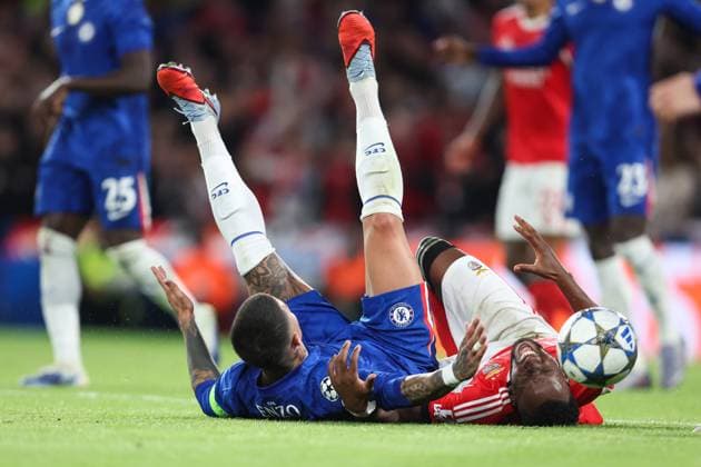 Chelsea v Benfica 30 September 2025, London - UEFA Champions League - Chelsea v SL Benfica - Enzo Fernandez of Chelsea and Dodi Lukebakio of Benfica - Photo: Charlotte Wilson Offside. London UK Copyright: xCharlottexWilsonx xOffsidexOffside