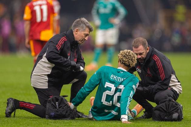Football - UEFA Champions League - League Phase - Galatasaray A.Åž v Liverpool FC ISTANBUL, TURKEY - Tuesday, September 30, 2025: Liverpool s Hugo Ekitike recieving treatment on the pitch during the UEFA Champions League match between Galatasaray A.Åž. and Liverpool FC at the Ali Sami Yen Stadium. (Photo by David Rawcliffe Propaganda) ISTANBUL Ali Sami Yen Stadium MARMARA TURKEY  Copyright: xDavidxRawcliffex P2025-09-30-Galatasaray_Liverpool-86