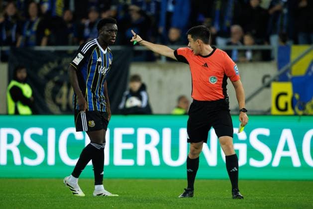 Abdoulaye Kamara (1. FC Saarbruecken) und Schiedsrichter Nico Fuchs (Bergisch Gladbach), 1.FC Saarbruecken vs MSV Duisburg Fussball, 3. Bundesliga, 9. Spieltag, Saison 2025 2026, 30.09.2025 DFB regulations prohibit any use of photographs as image sequences and or quasi-video. 1.FC Saarbruecken vs MSV Duisburg Fussball, 3. Bundesliga, 9. Spieltag, Saison 2025 2026, 30.09.2025 Copyright: xEibner-Pressefoto AlexanderxNeisx EP_ANS