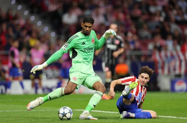 30.09.2025, Fussball UEFA Champions League, Atletico Madrid - Eintracht Frankfurt, v.l., Torwart Kaua Kaua-Morais Vieira Dos Santos (Eintracht Frankfurt), Julian Alvarez (Atletico Madrid) DFL DFB REGULATIONS PROHIBIT ANY USE OF PHOTOGRAPHS AS IMAGE SEQUENCES AND OR QUASI-VIDEO. xdcx Copyright: HMBxMedia Claus