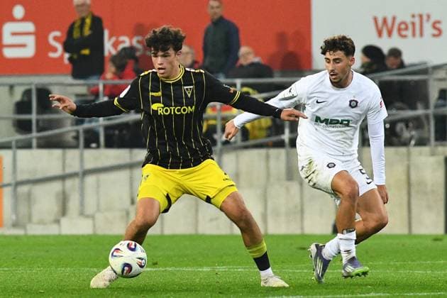 v.li.: Faton Ademi (Alemannia Aachen, 36), Luan Simnica (Erzgebirge Aue, 5), Zweikampf, Duell, duel, tackle, tackling, Dynamik, Action, Aktion, 30.09.2025, Aachen (Deutschland), Fussball, 3. Liga, TSV Alemannia Aachen - FC Erzgebirge Aue, Fussball, 3. Liga, TSV Alemannia Aachen - FC Erzgebirge Aue, DFB DFL REGULATIONS PROHIBIT ANY USE OF PHOTOGRAPHS AS IMAGE SEQUENCES AND OR QUASI-VIDEO.