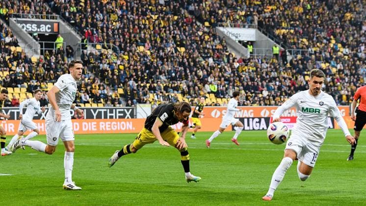 v.li.: Pascal Fallmann (Erzgebirge Aue, 17), Bentley Baxter Bahn (Alemannia Aachen, 8), Julian Guttau (Erzgebirge Aue, 19), Dreikampf, Duell, duel, tackle, tackling, Dynamik, Action, Aktion, 30.09.2025, Aachen (Deutschland), Fussball, 3. Liga, TSV Alemannia Aachen - FC Erzgebirge Aue, Fussball, 3. Liga, TSV Alemannia Aachen - FC Erzgebirge Aue, DFB DFL REGULATIONS PROHIBIT ANY USE OF PHOTOGRAPHS AS IMAGE SEQUENCES AND OR QUASI-VIDEO.
