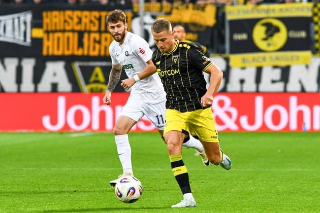 v.li.: Eric Uhlmann (Erzgebirge Aue, 11), Lukas Scepanik (Alemannia Aachen, 7), Zweikampf, Duell, duel, tackle, tackling, Dynamik, Action, Aktion, 30.09.2025, Aachen (Deutschland), Fussball, 3. Liga, TSV Alemannia Aachen - FC Erzgebirge Aue, Fussball, 3. Liga, TSV Alemannia Aachen - FC Erzgebirge Aue, DFB DFL REGULATIONS PROHIBIT ANY USE OF PHOTOGRAPHS AS IMAGE SEQUENCES AND OR QUASI-VIDEO.