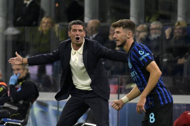 Foto IPP Paolo Bona Milano 30 09 2025 UEFA Champions League di Calcio stagione 2025 2026 partita Inter-Slavia Praga Nella foto Christian Chivu, allenatore dell’Inter con Petar Sucic Italy Photo Press Worldwide Copyright italy Italy ITALY  Copyright: xR4924_italyphotopressx