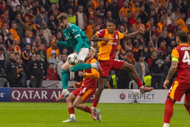 Football - UEFA Champions League - League Phase - Galatasaray A.Åž v Liverpool FC ISTANBUL, TURKEY - Tuesday, September 30, 2025: Liverpool s Conor Bradley is challenged by Galatasaray s Davinson Sanchez during the UEFA Champions League match between Galatasaray A.Åž. and Liverpool FC at the Ali Sami Yen Stadium. (Photo by David Rawcliffe Propaganda) ISTANBUL Ali Sami Yen Stadium MARMARA TURKEY  Copyright: xDavidxRawcliffex P2025-09-30-Galatasaray_Liverpool-98