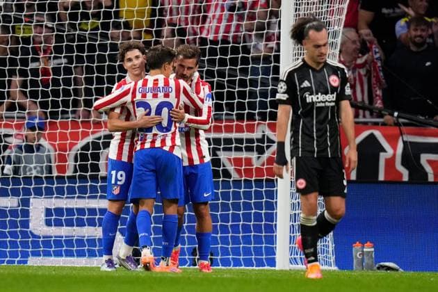 30.09.2025, xjhx, Fussball UEFA Champions League, Atletico Madrid - Eintracht Frankfurt v.l. Arthur Theate (Eintracht Frankfurt) Enttäuscht, traurig, frustriert im Hintergrund der Jubel von Antoine Griezmann (Atletico Madrid) (UEFA REGULATIONS PROHIBIT ANY USE OF PHOTOGRAPHS as IMAGE SEQUENCES and or QUASI-VIDEO) Madrid