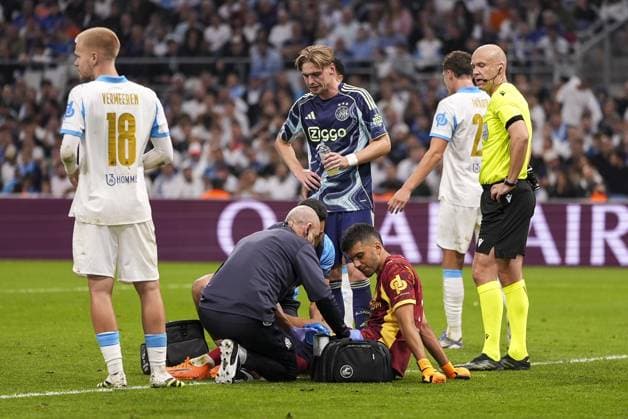 MARSEILLE , 30-09-2025 , Stade Velodrome , season 2025 2026 , UEFA Champions League football , League phase Matchday 2 , match between Olympique de Marseille and Ajax , picture shows Olympique de Marseille goalkeeper Geronimo Rulli with an injury Olympique de Marseille - Ajax  x31297348x Copyright: