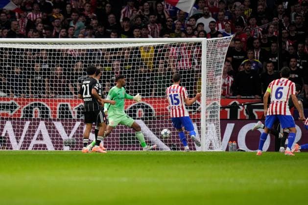 30.09.2025, xjhx, Fussball UEFA Champions League, Atletico Madrid - Eintracht Frankfurt v.l. Guiliano Simeone (Atletico Madrid) Torschuetze, erzielt das Tor, Treffer, scores the goal 4:1 Kaua Santos (Eintracht Frankfurt) (UEFA REGULATIONS PROHIBIT ANY USE OF PHOTOGRAPHS as IMAGE SEQUENCES and or QUASI-VIDEO) Madrid