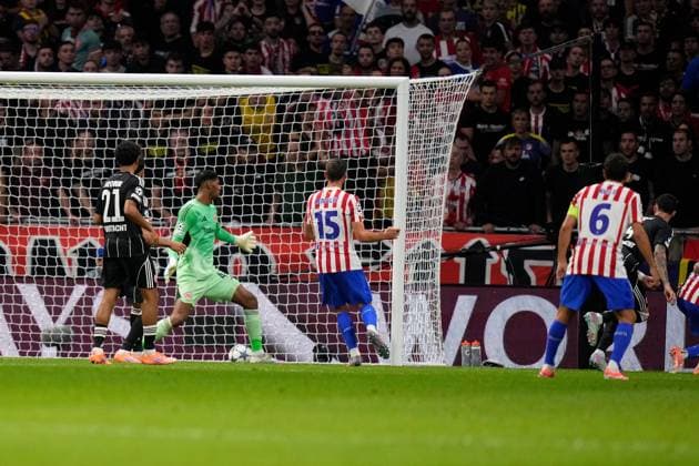 30.09.2025, xjhx, Fussball UEFA Champions League, Atletico Madrid - Eintracht Frankfurt v.l. Guiliano Simeone (Atletico Madrid) Torschuetze, erzielt das Tor, Treffer, scores the goal 4:1 Kaua Santos (Eintracht Frankfurt) (UEFA REGULATIONS PROHIBIT ANY USE OF PHOTOGRAPHS as IMAGE SEQUENCES and or QUASI-VIDEO) Madrid