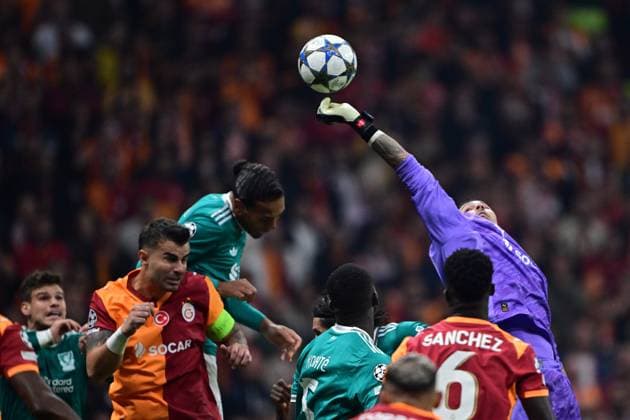 Galatasaray v Liverpool - UEFA Champions League ISTANBUL, TURKIYE - SEPTEMBER 30: Virgil Van Dijk of Liverpool in action during the UEFA Champions League week 2 match between Galatasaray and Liverpool at RAMS Park in Istanbul, Turkiye, on September 30, 2025. Serhat Cagdas Anadolu Istanbul Turkey. Editorial use only. Please get in touch for any other usage.  Copyright: x2025xAnadoluxSerhatxCagdasx