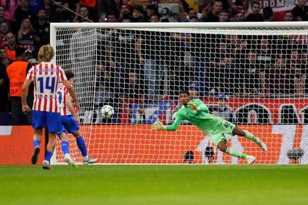 30.09.2025, xjhx, Fussball UEFA Champions League, Atletico Madrid - Eintracht Frankfurt v.l. Julian Alvarez (Atletico Madrid) Torschuetze, erzielt das Tor, Treffer, scores the goal 5:1 Elfmeter Kaua Santos (Eintracht Frankfurt) (UEFA REGULATIONS PROHIBIT ANY USE OF PHOTOGRAPHS as IMAGE SEQUENCES and or QUASI-VIDEO) Madrid