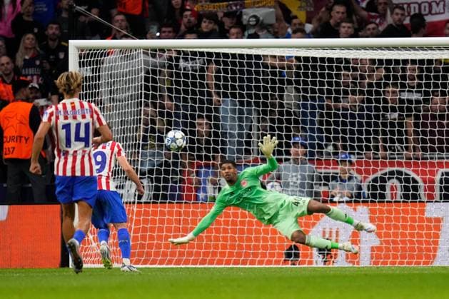 30.09.2025, xjhx, Fussball UEFA Champions League, Atletico Madrid - Eintracht Frankfurt v.l. Julian Alvarez (Atletico Madrid) Torschuetze, erzielt das Tor, Treffer, scores the goal 5:1 Elfmeter Kaua Santos (Eintracht Frankfurt) (UEFA REGULATIONS PROHIBIT ANY USE OF PHOTOGRAPHS as IMAGE SEQUENCES and or QUASI-VIDEO) Madrid