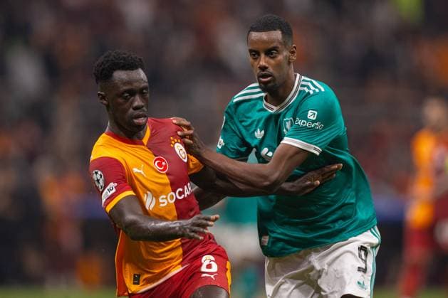 Football - UEFA Champions League - League Phase - Galatasaray A.Åž v Liverpool FC ISTANBUL, TURKEY - Tuesday, September 30, 2025: Liverpool s Alexander Isak is challenged by Galatasaray s Davinson Sanchez during the UEFA Champions League match between Galatasaray A.Åž. and Liverpool FC at the Ali Sami Yen Stadium. (Photo by David Rawcliffe Propaganda) ISTANBUL Ali Sami Yen Stadium MARMARA TURKEY  Copyright: xDavidxRawcliffex P2025-09-30-Galatasaray_Liverpool-109