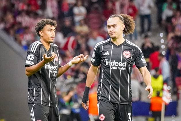 UEFA Champions League 2025 26, 2. Spieltag - Atletico Madrid vs Eintracht Frankfurt - Riyadh Air Metropolitano (Madrid, Spanien): Nathaniel Brown (Eintracht Frankfurt, 21) und Arthur Theate (Eintracht Frankfurt, 3) wirken ratlos. Copyright: xJOERANxSTEINSIEKx