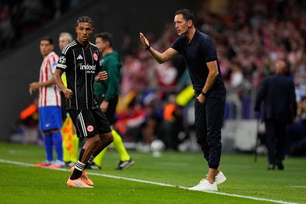 30.09.2025, xjhx, Fussball UEFA Champions League, Atletico Madrid - Eintracht Frankfurt v.l. Jean-Matteo Bahoya (Eintracht Frankfurt) Trainer Dino Toppmöller Toppmoeller (Eintracht Frankfurt) (UEFA REGULATIONS PROHIBIT ANY USE OF PHOTOGRAPHS as IMAGE SEQUENCES and or QUASI-VIDEO) Madrid