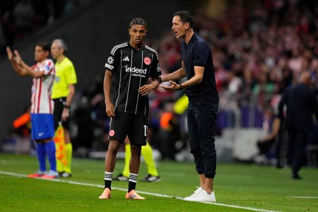 30.09.2025, xjhx, Fussball UEFA Champions League, Atletico Madrid - Eintracht Frankfurt v.l. Jean-Matteo Bahoya (Eintracht Frankfurt) Trainer Dino Toppmöller Toppmoeller (Eintracht Frankfurt) (UEFA REGULATIONS PROHIBIT ANY USE OF PHOTOGRAPHS as IMAGE SEQUENCES and or QUASI-VIDEO) Madrid