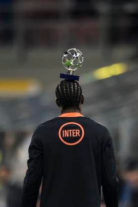 FC Internazionale v SK Slavia Praha - UEFA Champions League Marcus Thuram of FC Internazionale balncaes the palyer of the match award on his head at the end of the UEFA Champions League 2025 26 league phase football match between FC Internazionale and SK Slavia Praha. Milan Italy Copyright: xNicolòxCampox