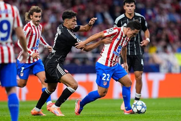 September 30, 2025, Madrid, Madrid, Spain: Giacomo Raspadori of Atletico de Madrid and Fares Chaibi of Eintracht Frankfurt compete for the ball during the UEFA Champions League 2025 26 League Phase MD2 match between Atletico de Madrid and Eintracht Frankfurt at Riyadh Air Metropolitano on September 30, 2025, in Madrid, Spain. Madrid Spain - ZUMAa181 20250930_zaa_a181_263 Copyright: xDennisxAgyemanx
