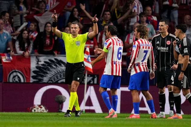 30.09.2025, xjhx, Fussball UEFA Champions League, Atletico Madrid - Eintracht Frankfurt v.l. Schiedsrichter Referee Slavko Vincic entscheidet auf Elfmeter (UEFA REGULATIONS PROHIBIT ANY USE OF PHOTOGRAPHS as IMAGE SEQUENCES and or QUASI-VIDEO) Madrid