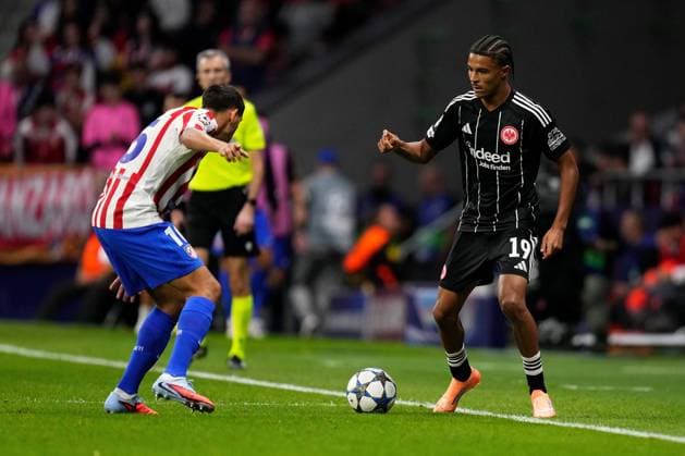 30.09.2025, xjhx, Fussball UEFA Champions League, Atletico Madrid - Eintracht Frankfurt v.l. Clement Lenglet (Atletico Madrid) Jean-Matteo Bahoya (Eintracht Frankfurt) Zweikampf, Aktion, action, battle for the ball (UEFA REGULATIONS PROHIBIT ANY USE OF PHOTOGRAPHS as IMAGE SEQUENCES and or QUASI-VIDEO) Madrid