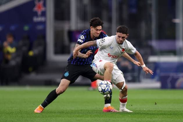 Christos Zafeiris (SK Slavia Praha) und Alessandro Bastoni (Fc Internazionale) battle for the ball, UEFA Champions League 2025 26 League Phase MD2, FC Internazionale Milano v SK Slavia Praha, Stadio Giuseppe Meazza (San Siro), September 30, 2025, Milan, Italy.