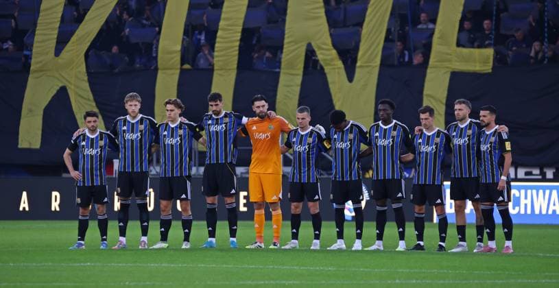 30.09.2025, Fussball, Herren, 3. Liga, Saison 2025 2026, 1. FC Saarbrücken - MSV Duisburg, Die Mannschaft des 1. FC Saarbrücken steht während einer Schweigeminute für die verstorbene FCS-Legende Roland Stegmayer auf dem Rasen Saarbrücken Ludwigsparkstadion Saarland Deutschland (DE) Copyright: xFabianxKleerx