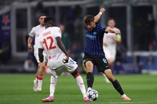 Petar Sucic (Fc Internazionale) und Youssoupha Mbodji (SK Slavia Praha) battle for the ball, UEFA Champions League 2025 26 League Phase MD2, FC Internazionale Milano v SK Slavia Praha, Stadio Giuseppe Meazza (San Siro), September 30, 2025, Milan, Italy.